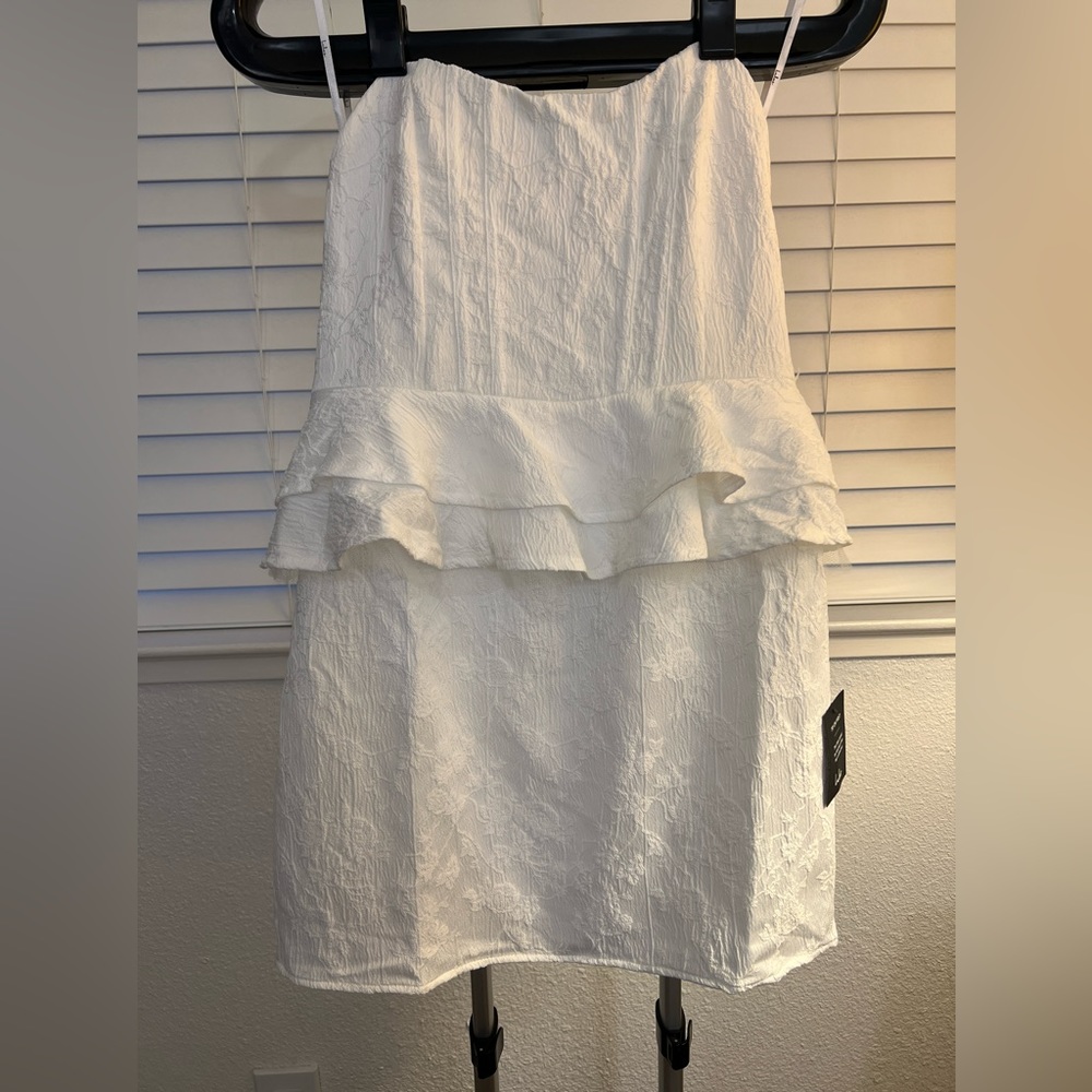 NWT Lulus white strapless mini dress with ruffle -  Medium